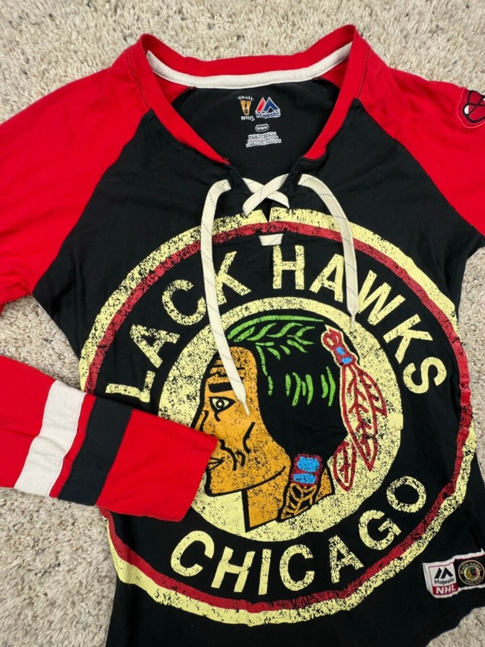 Chicago Blackhawks Majestic T-shirt Medium NHL Women’s Red Black w Logo L/S - Picture 5 of 10